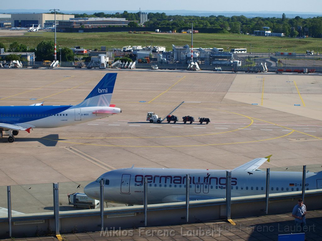 Lufthansa Airbus A 380 zu Besuch Flughafen Koeln Bonn P050.JPG